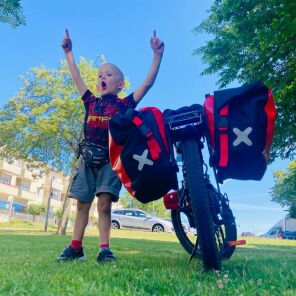 Voyages à vélo de sacoches d'un enfant de 6 ans - Inspirations familiales